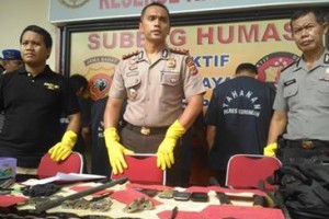 Kapolres Kuningan saat memberikan keterangan terkait penangkapan pencuri brankas.